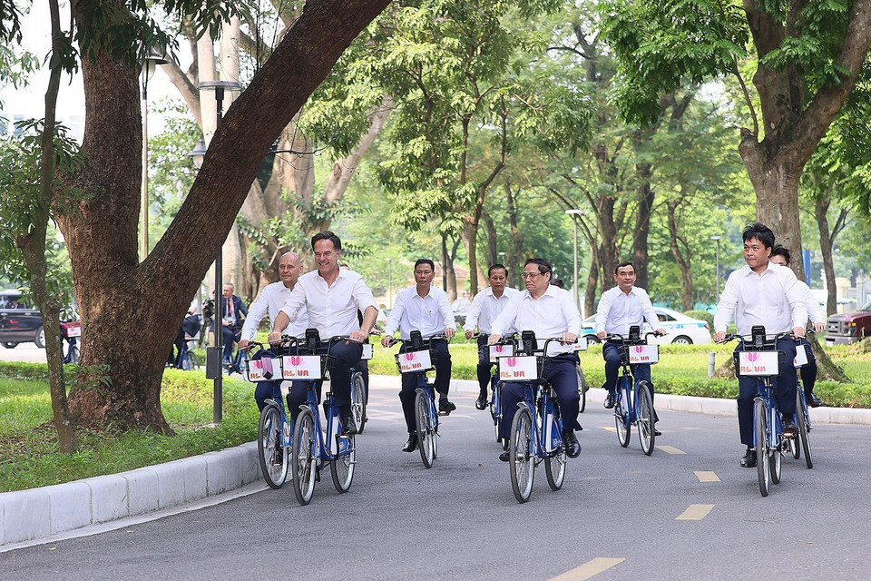 Thủ tướng Phạm Minh Chính và Thủ tướng Hà Lan Mark Rutte đạp xe tham quan không gian Hà Nội. (Ảnh: Dương Giang/TTXVN)
