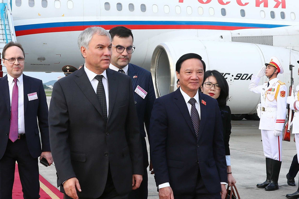 Phó Chủ tịch Quốc hội Nguyễn Khắc Định đón Chủ tịch Duma Quốc gia Quốc hội Liên bang Nga V.V. Volodin tại Sân bay Quốc tế Nội Bài. (Ảnh: Phạm Kiên/TTXVN)