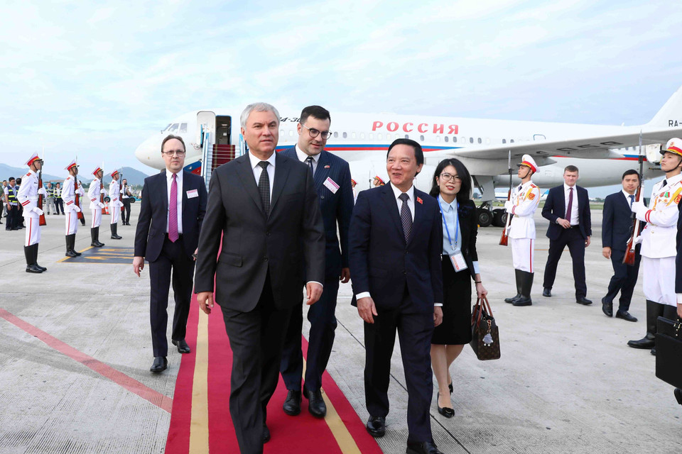 Phó Chủ tịch Quốc hội Nguyễn Khắc Định đón Chủ tịch Duma Quốc gia Quốc hội Liên bang Nga V.V. Volodin tại Sân bay Quốc tế Nội Bài. (Ảnh: Phạm Kiên/TTXVN)