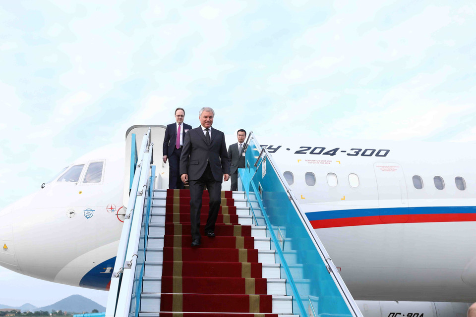 Chủ tịch Duma Quốc gia Quốc hội Liên bang Nga Vyacheslav Victorovich Volodin đến Hà Nội, bắt đầu chuyến thăm chính thức Việt Nam. (Ảnh: Phạm Kiên/TTXVN)