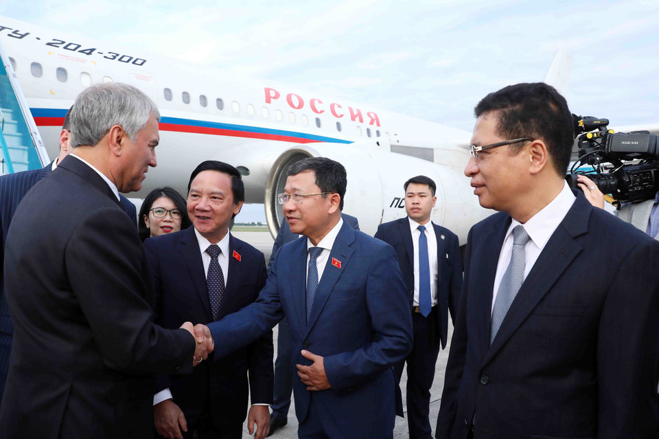 Lễ đón Chủ tịch Duma Quốc gia Quốc hội Liên bang Nga V.V. Volodin tại Sân bay Quốc tế Nội Bài. (Ảnh: Phạm Kiên/TTXVN)