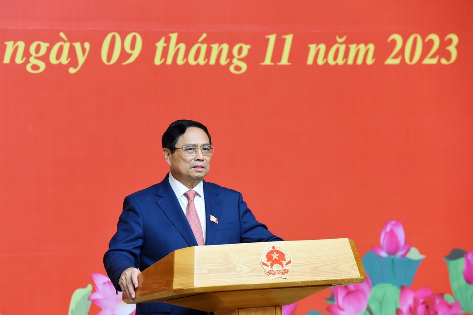 Thủ tướng Phạm Minh Chính chúc mừng các nguyên lãnh đạo Chính phủ nhận Huy hiệu Đảng. (Ảnh: Dương Giang/TTXVN)