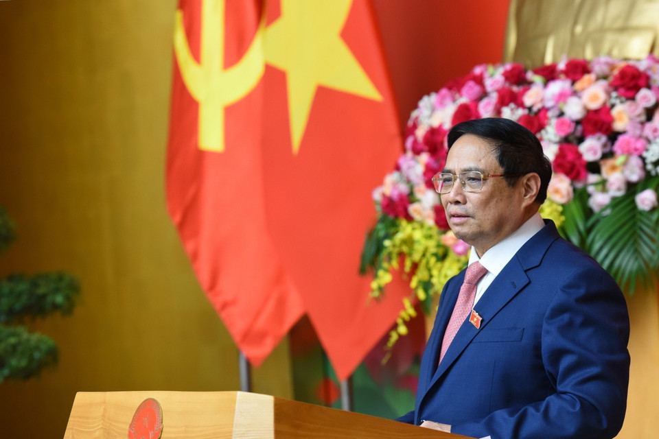 Thủ tướng Phạm Minh Chính chúc mừng các nguyên lãnh đạo Chính phủ nhận Huy hiệu Đảng. (Ảnh: Dương Giang/TTXVN)