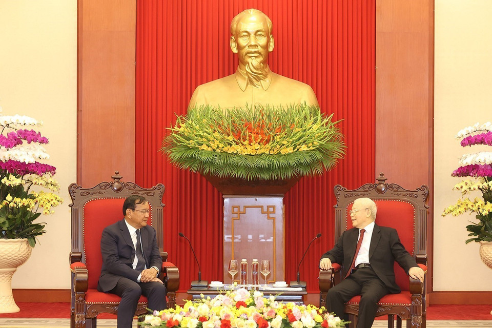 Tổng Bí thư Nguyễn Phú Trọng tiếp Trưởng Ban Đối ngoại Trung ương Đảng Nhân dân Campuchia Prak Sokhonn. (Ảnh: Trí Dũng/TTXVN)