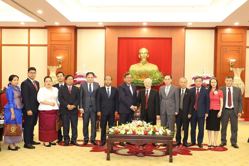 Tổng Bí thư Nguyễn Phú Trọng và Trưởng Ban Đối ngoại Trung ương Đảng Nhân dân Campuchia Prak Sokhonn cùng các đại biểu chụp ảnh chung. (Ảnh: Trí Dũng/TTXVN)