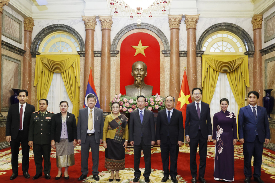 Chủ tịch nước Võ Văn Thưởng và Đại sứ CHDCND Lào Khamphao Ernthavanh chụp ảnh lưu niệm với các đại biểu. (Ảnh: Thống Nhất/TTXVN)