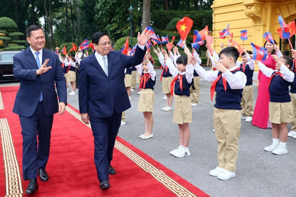 Thủ tướng Phạm Minh Chính và Thủ tướng Campuchia Samdech Hun Manet với thiếu nhi Thủ đô. (Ảnh: Dương Giang/TTXVN)