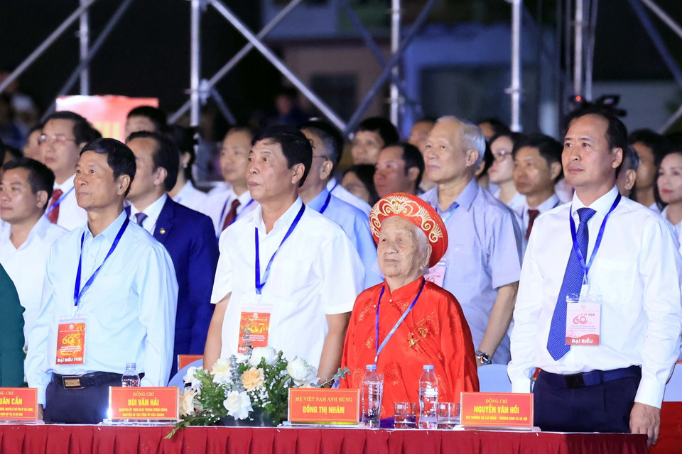 Các đại biểu thực hiện nghi thức chào cờ. (Ảnh: Thống Nhất/TTXVN)