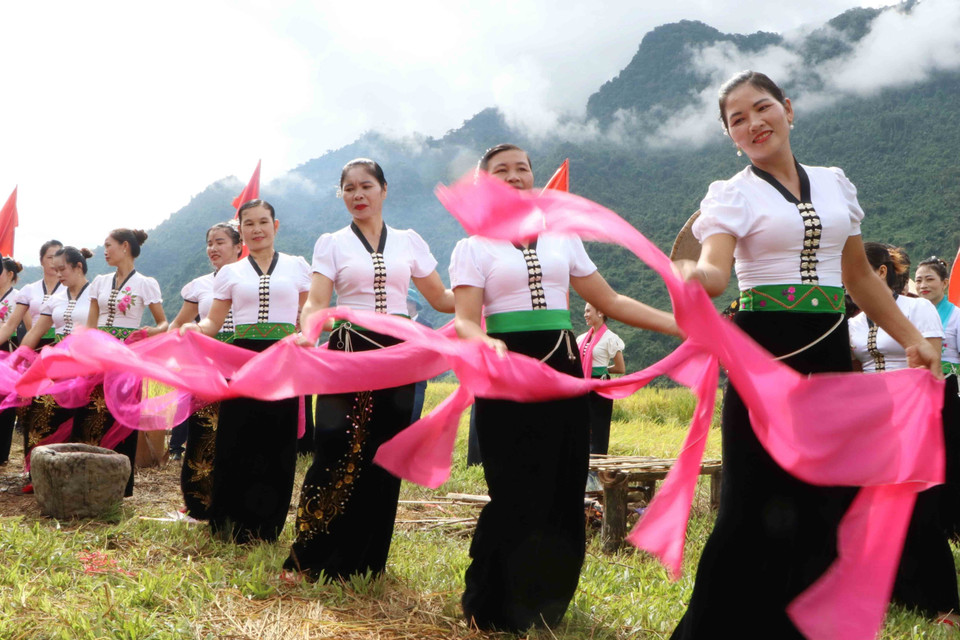 Khi chủ tế làm lễ cúng, mọi người chung quanh cùng đàn và múa theo. (Ảnh: Nguyễn Oanh/TTXVN)