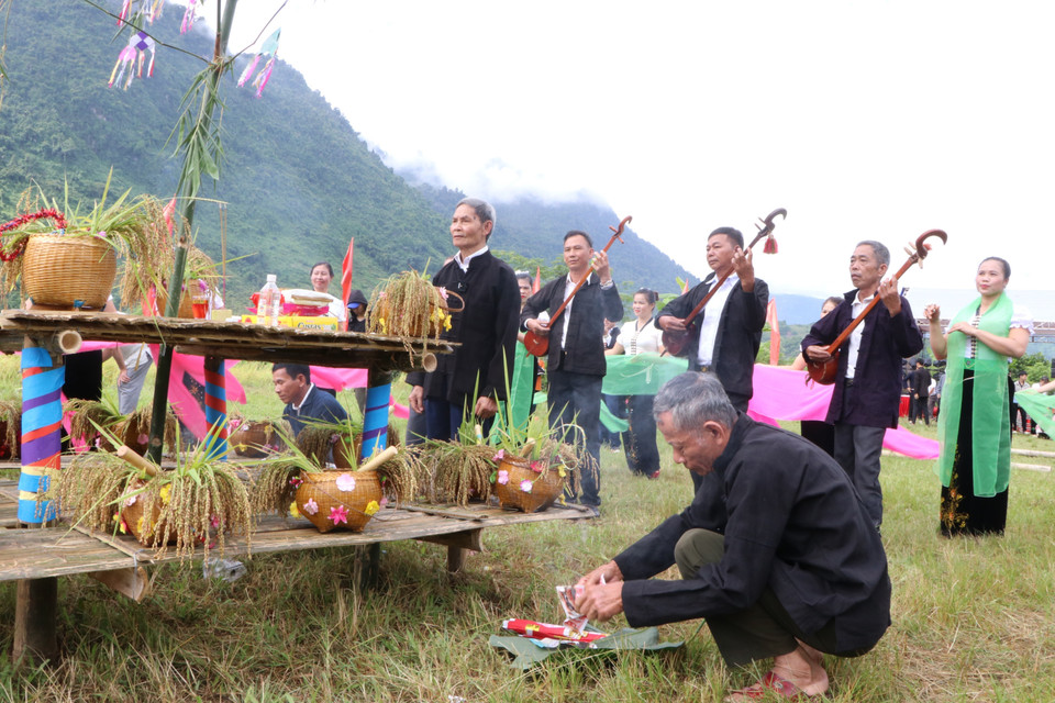 Chủ tế thực hiện nghi thức cúng hồn lúa. Mọi người xung quanh cùng đàn và múa. (Ảnh: Nguyễn Oanh/TTXVN)