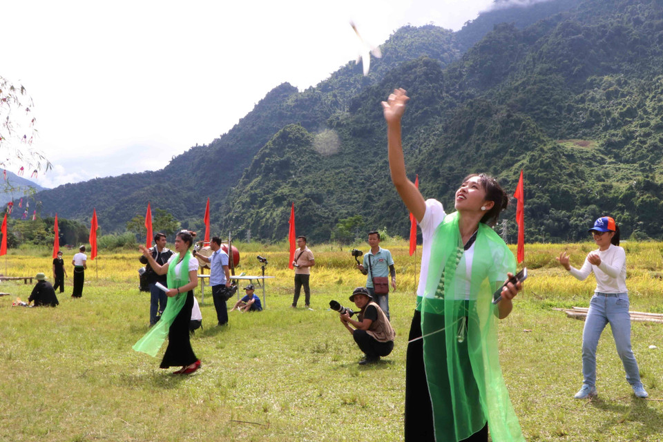 Hòa mình vào các trò chơi dân gian tại lễ hội. (Ảnh: Nguyễn Oanh/TTXVN)