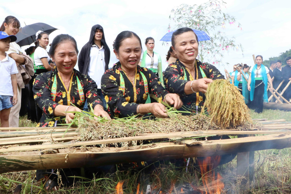 Sau khi cúng xong, lúa sẽ được nướng trên lửa để làm cốm. (Ảnh: Nguyễn Oanh/TTXVN)