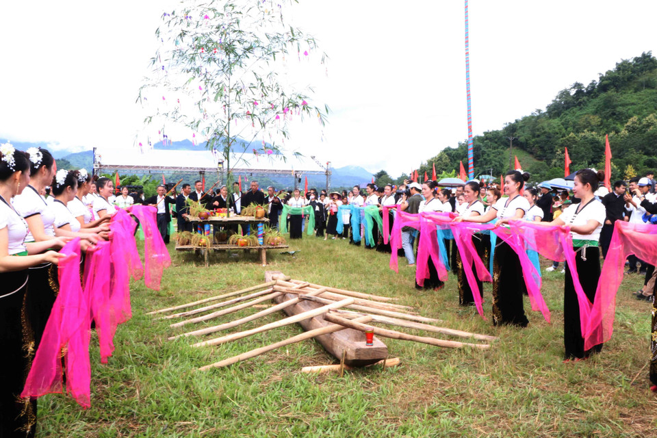 Thực hiện nghi thức cúng hồn lúa. (Ảnh: Nguyễn Oanh/TTXVN)