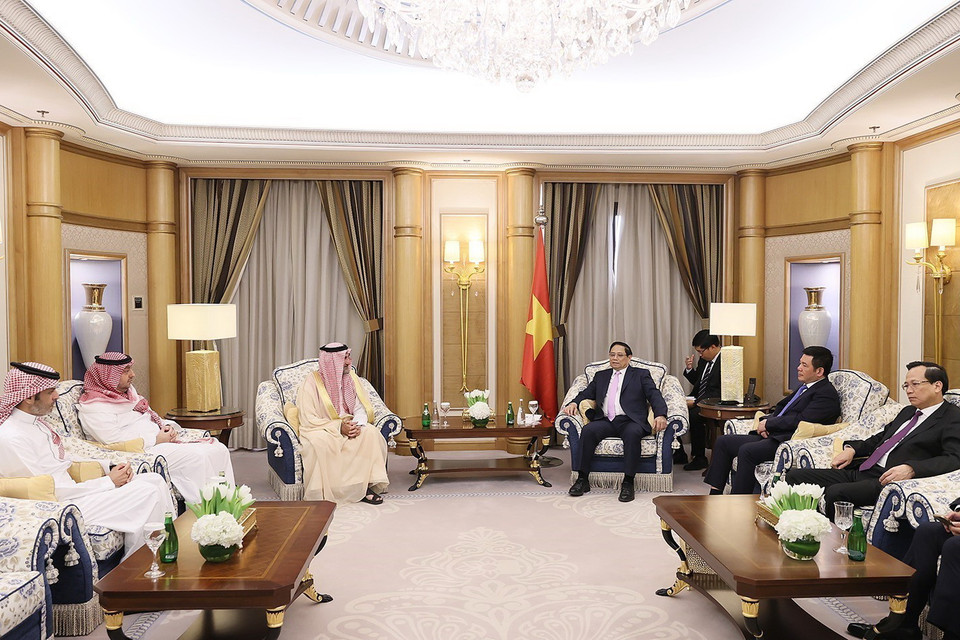 Thủ tướng Phạm Minh Chính tiếp ông Yasser Al-Rumayyan, Thống đốc Quỹ Đầu tư Công Saudi Arabia (PIF). (Ảnh: Dương Giang/TTXVN)