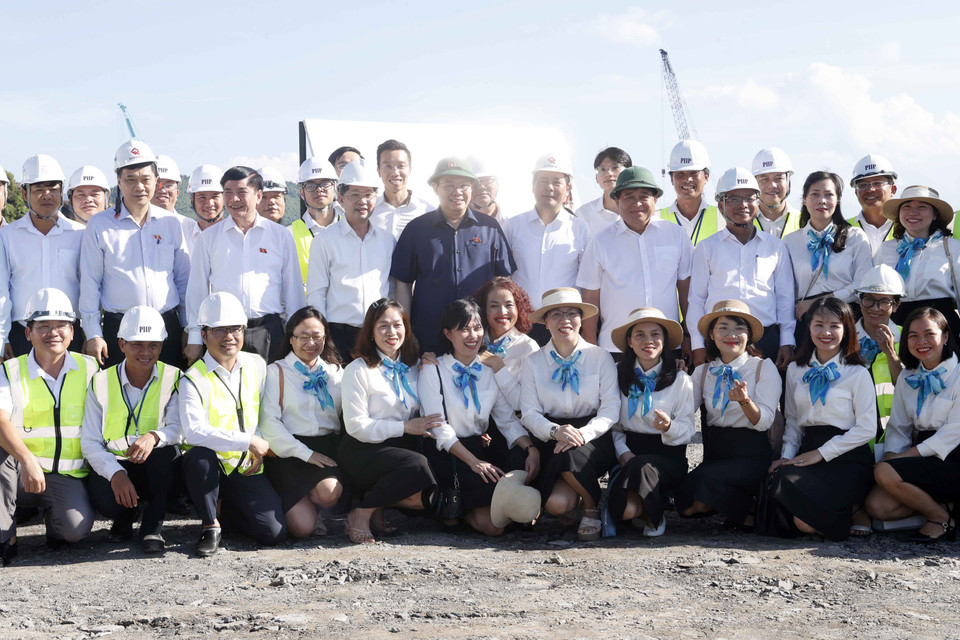 Chủ tịch Quốc hội Vương Đình Huệ với công nhân, nhân viên của đơn vị nhà thầu thi công tại Dự án Cảng Liên Chiểu. (Ảnh: Doãn Tấn/TTXVN)