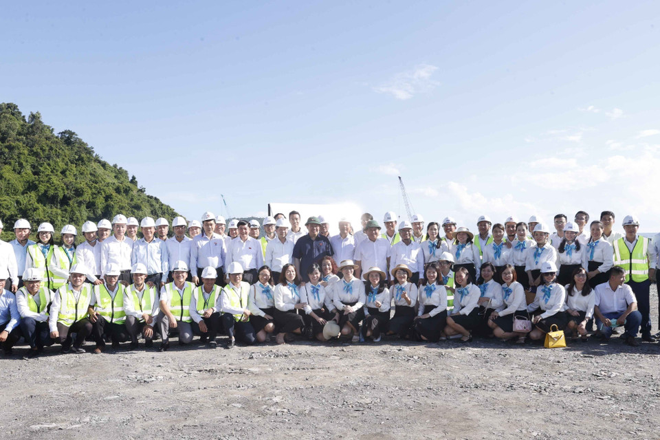 Chủ tịch Quốc hội Vương Đình Huệ với công nhân, nhân viên của đơn vị nhà thầu thi công tại Dự án Cảng Liên Chiểu. (Ảnh: Doãn Tấn/TTXVN)