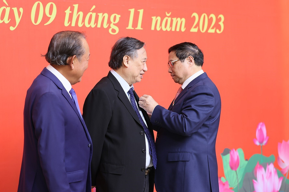 Thủ tướng Phạm Minh Chính trao tặng Huy hiệu 45 năm tuổi Đảng cho ông Phạm Gia Khiêm, nguyên Ủy viên Bộ Chính trị, nguyên Phó Thủ tướng Chính phủ. (Ảnh: Dương Giang/TTXVN)