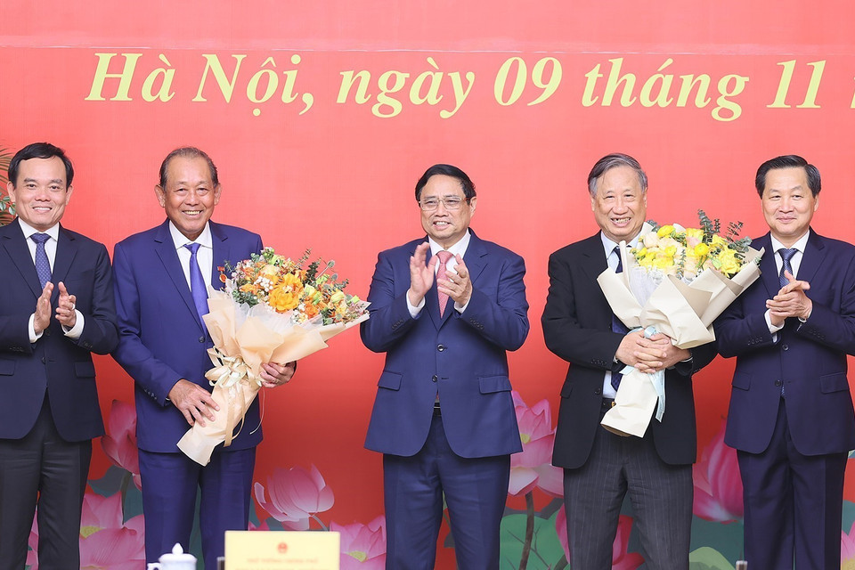 Thủ tướng Phạm Minh Chính chúc mừng ông Trương Hòa Bình và ông Phạm Gia Khiêm. (Ảnh: Dương Giang/TTXVN)