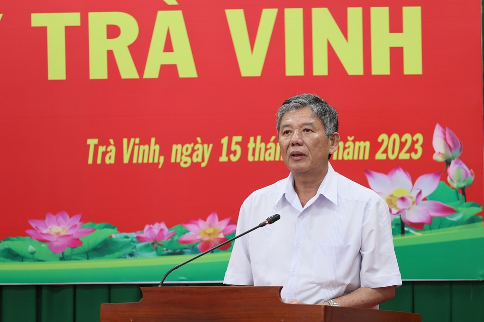 Ủy viên Trung ương Đảng, Bí thư Tỉnh ủy Trà Vinh Ngô Chí Cường báo cáo tình hình kinh tế-xã hội, quốc phòng, an ninh, xây dựng Đảng và hệ thống chính trị của tỉnh Trà Vinh. (Ảnh: Dương Giang/TTXVN)