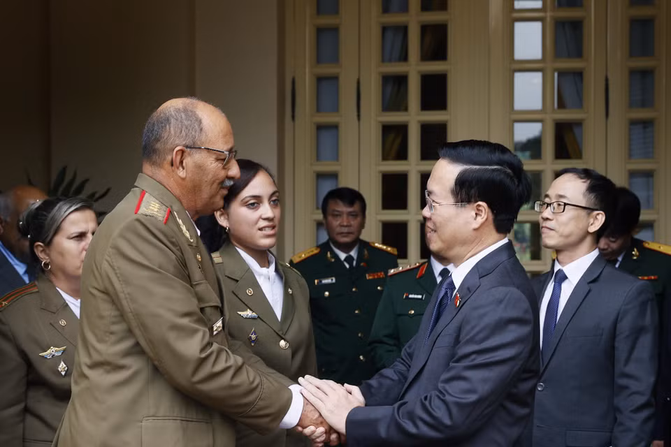 Chủ tịch nước Võ Văn Thưởng tiếp Tổng Tham mưu trưởng, Thứ trưởng Bộ các Lực lượng Vũ trang Cách mạng Cuba Roberto Legrá Sotolongo. (Ảnh: Thống Nhất/TTXVN)
