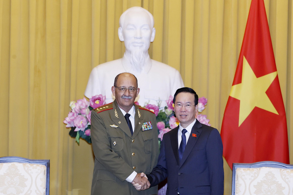 Chủ tịch nước Võ Văn Thưởng và Tổng Tham mưu trưởng, Thứ trưởng Bộ các Lực lượng Vũ trang Cách mạng Cuba Roberto Legrá Sotolongo. (Ảnh: Thống Nhất/TTXVN)