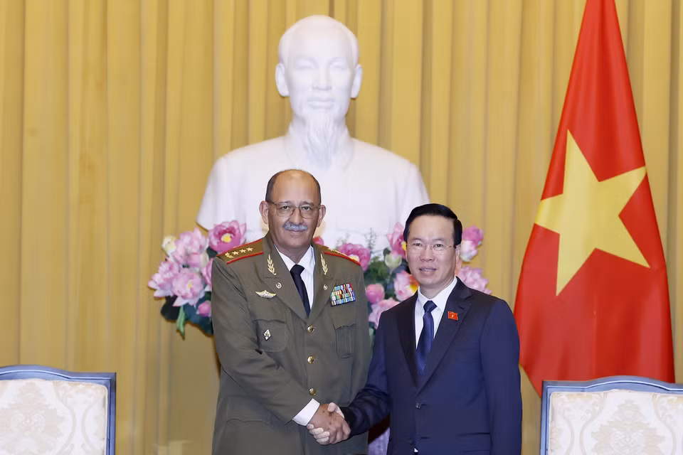 Chủ tịch nước Võ Văn Thưởng và Tổng Tham mưu trưởng, Thứ trưởng Bộ các Lực lượng Vũ trang Cách mạng Cuba Roberto Legrá Sotolongo. (Ảnh: Thống Nhất/TTXVN)