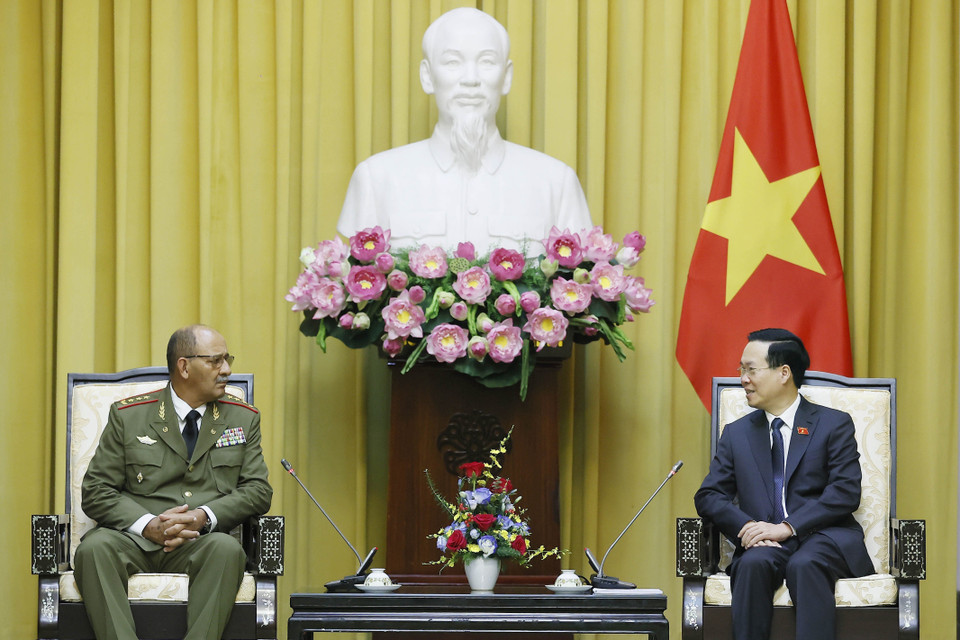 Chủ tịch nước Võ Văn Thưởng tiếp Tổng Tham mưu trưởng, Thứ trưởng Bộ các Lực lượng Vũ trang Cách mạng Cuba Roberto Legrá Sotolongo. (Ảnh: Thống Nhất/TTXVN)