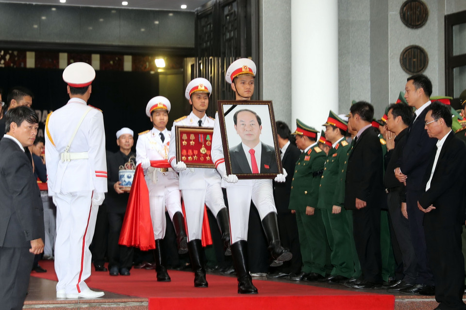 Đội tiêu binh thực hiện nghi lễ chuyển di ảnh và linh cữu Chủ tịch nước Trần Đại Quang ra xe tang. (Ảnh: Trọng Đức/TTXVN)