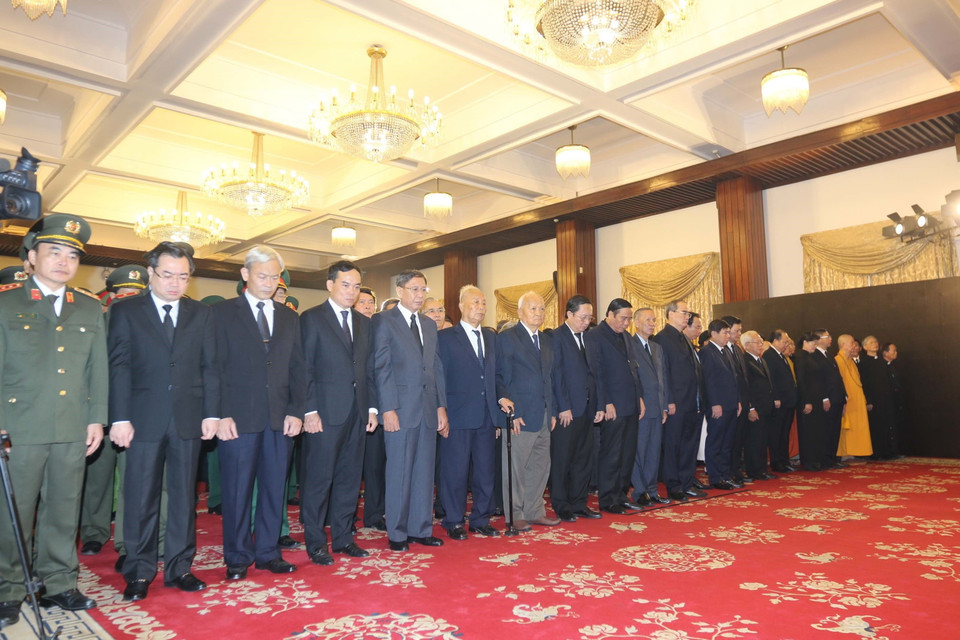 Đoàn lãnh đạo Thành ủy-Hội đồng Nhân dân-Ủy ban Nhân dân-Ủy ban Mặt trận Tổ quốc Việt Nam Thành phố Hồ Chí Minh dành phút mặt niệm Chủ tịch nước Trần Đại Quang. (Ảnh: Thanh Vũ/TTXVN)