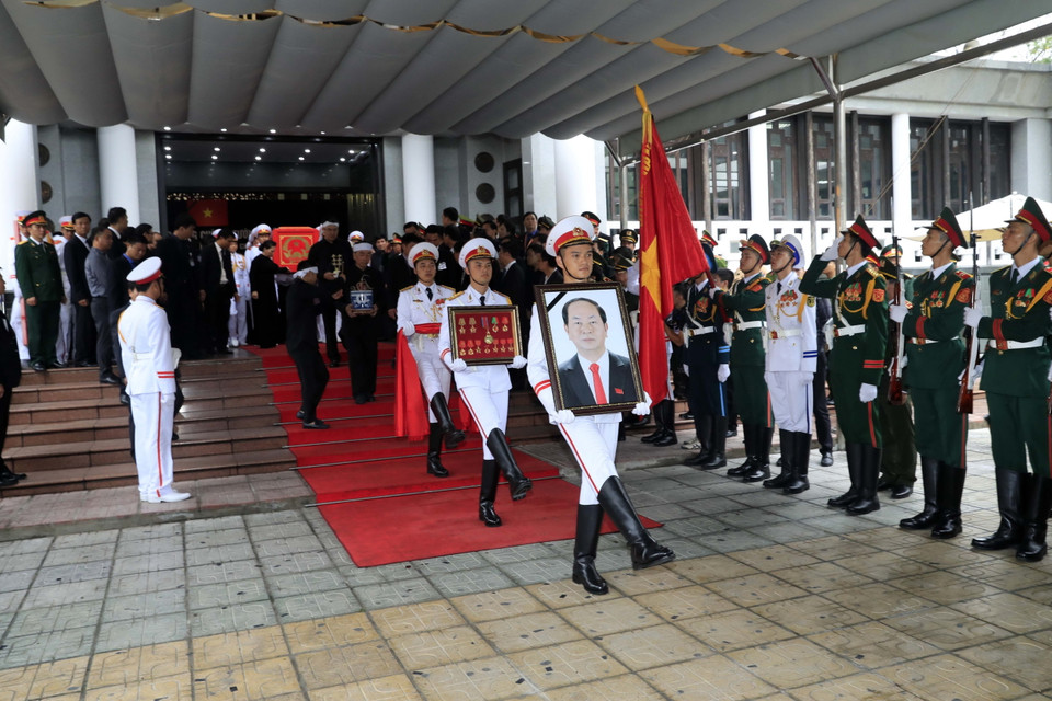 Đội nghi lễ chuyển linh cữu Chủ tịch nước Trần Đại Quang ra xe tang. (Ảnh: Nhan Sáng/TTXVN)