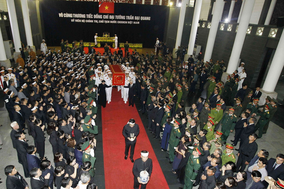 Chuyển linh cữu Chủ tịch nước Trần Đại Quang ra xe tang. (Nguồn: TTXVN)