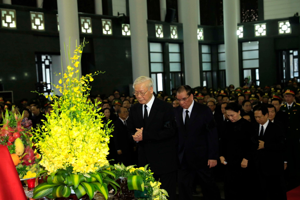 Tổng Bí thư Nguyễn Phú Trọng và các đồng chí lãnh đạo, nguyên lãnh đạo Đảng, Nhà nước tưởng niệm Chủ tịch nước Trần Đại Quang lần cuối. (Ảnh: Nhan Sáng/TTXVN)