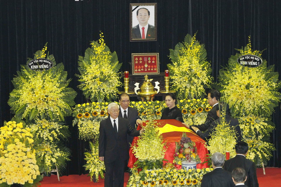 Tổng Bí thư Nguyễn Phú Trọng, Chủ tịch Quốc hội Nguyễn Thị Kim Ngân cùng các đồng chí lãnh đạo, nguyên lãnh đạo Đảng, Nhà nước và đại biểu đi vòng quanh linh cữu lần cuối, vĩnh biệt Chủ tịch nước Trần Đại Quang. (Nguồn: TTXVN)