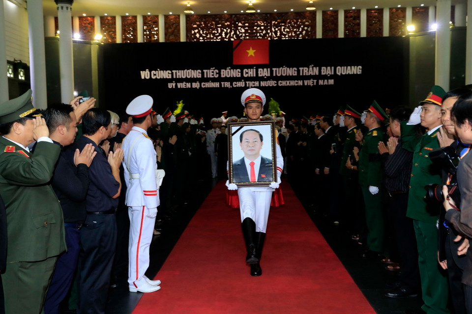 Đội tiêu binh thực hiện nghi lễ chuyển di ảnh và linh cữu Chủ tịch nước Trần Đại Quang ra xe tang. (Ảnh: Nhan Sáng/TTXVN)