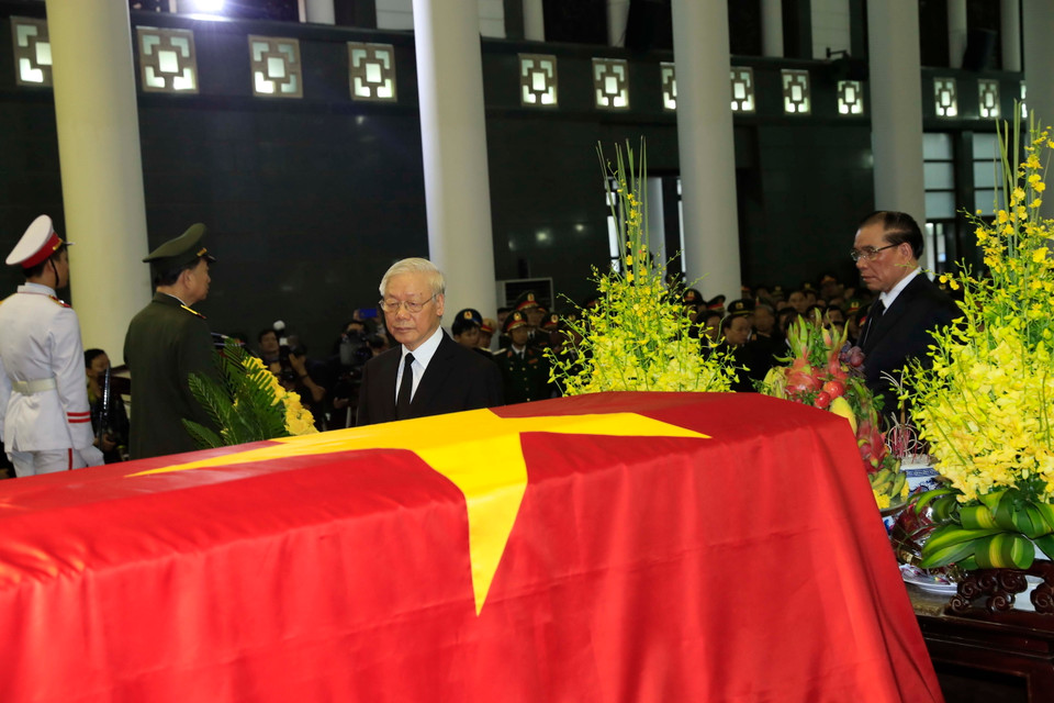 Các đồng chí lãnh đạo Đảng, Nhà nước đi vòng quanh linh cữu Chủ tịch nước Trần Đại Quang lần cuối. (Ảnh: Nhan Sáng/TTXVN)