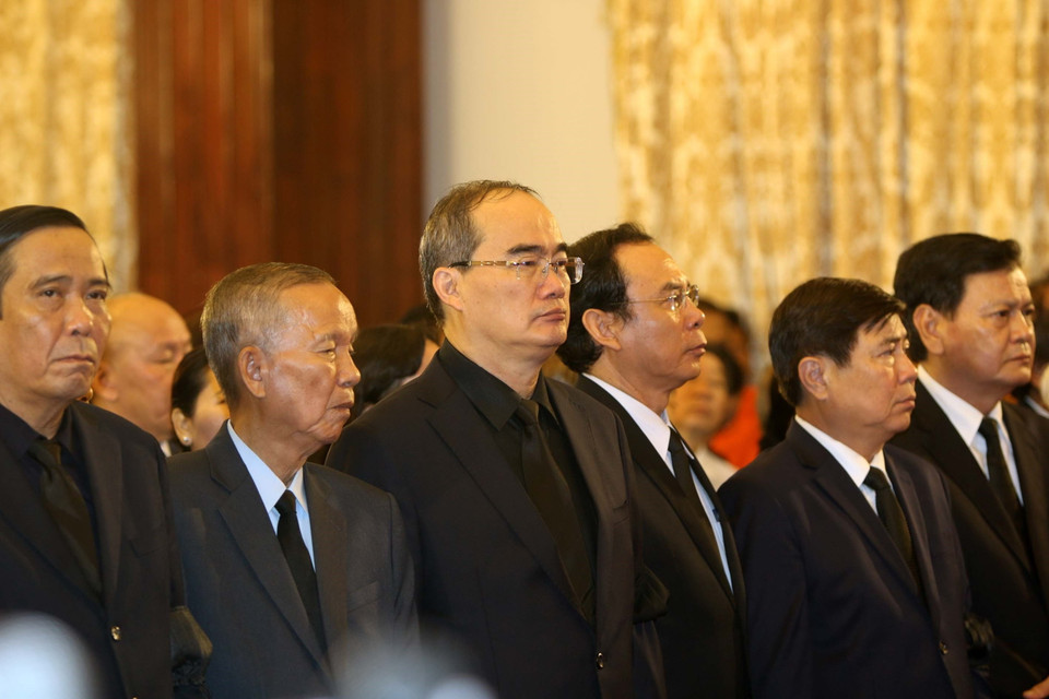 Đồng chí Nguyễn Thiện Nhân, Ủy viên Bộ Chính trị, Bí thư Thành ủy Thành phố Hồ Chí Minh cùng các đồng chí lãnh đạo, nguyên đạo Đảng, Nhà nước dự Lễ truy điệu Chủ tịch nước Trần Đại Quang tại Hội trường Thống nhất Thành phố Hồ Chí Minh. (Ảnh: Thanh Vũ/TTXVN)