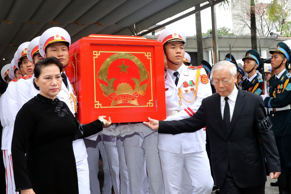 Trong ảnh: Tổng Bí thư Nguyễn Phú Trọng, Chủ tịch Quốc hội Nguyễn Thị Kim Ngân cùng các đồng chí lãnh đạo, nguyên lãnh đạo Đảng, Nhà nước đưa linh cữu Chủ tịch nước Trần Đại Quang ra xe tang. (Ảnh: Trọng Đức/TTXVN)
