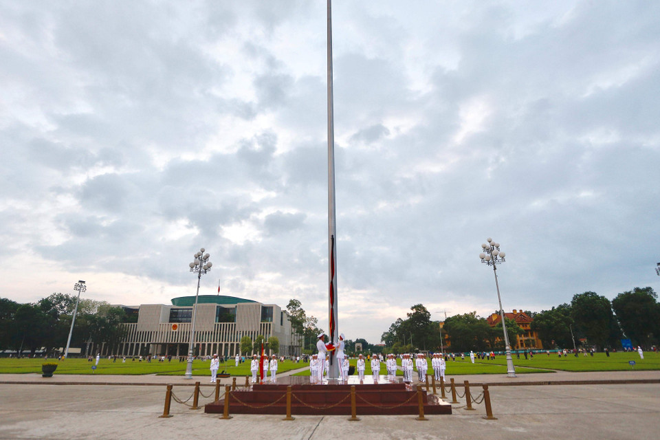 Nghi lễ thượng cờ rủ tại quảng trường Ba Đình, sáng 26/9/2018. (Ảnh: Minh Sơn/Vietnam+)