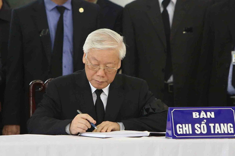 Tổng Bí thư Nguyễn Phú Trọng ghi sổ tang. (Nguồn: TTXVN)