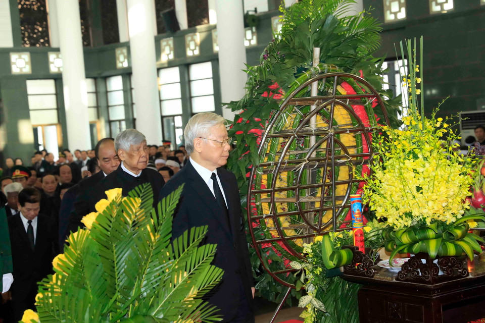 Tổng Bí thư Nguyễn Phú Trọng dẫn đầu Đoàn Ban Chấp hành Trung ương Đảng Cộng sản Việt Nam viếng Chủ tịch nước Trần Đại Quang. (Ảnh: Nhan Sáng/TTXVN)