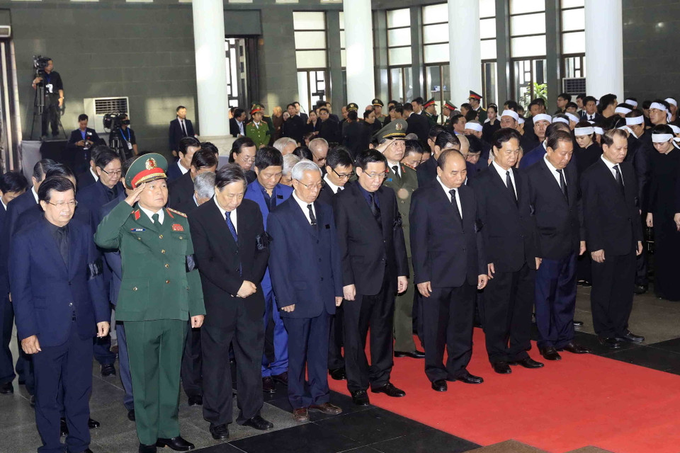 Đoàn Chính phủ nước Cộng hòa Xã hội Chủ nghĩa Việt Nam, do đồng chí Nguyễn Xuân Phúc, Ủy viên Bộ Chính trị, Thủ tướng Chính phủ làm Trưởng đoàn, viếng Chủ tịch nước Trần Đại Quang. (Ảnh: Nhan Sáng/TTXVN)