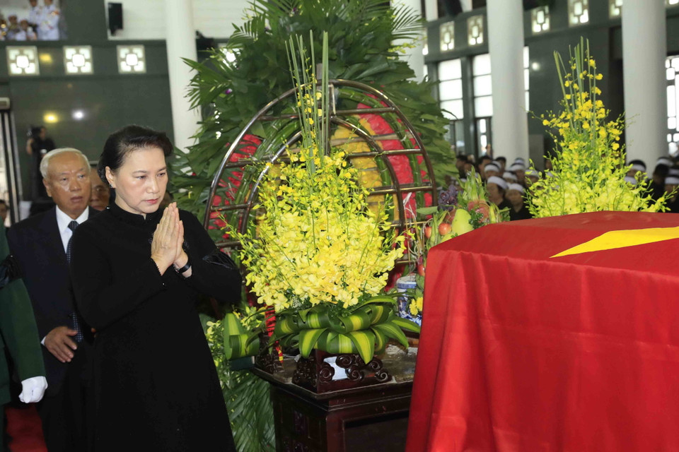 Đồng chí Nguyễn Thị Kim Ngân, Ủy viên Bộ Chính trị, Chủ tịch Quốc hội dẫn đầu Đoàn Quốc hội nước Cộng hòa Xã hội Chủ nghĩa Việt Nam viếng Chủ tịch nước Trần Đại Quang. (Ảnh: Nhan Sáng/TTXVN)