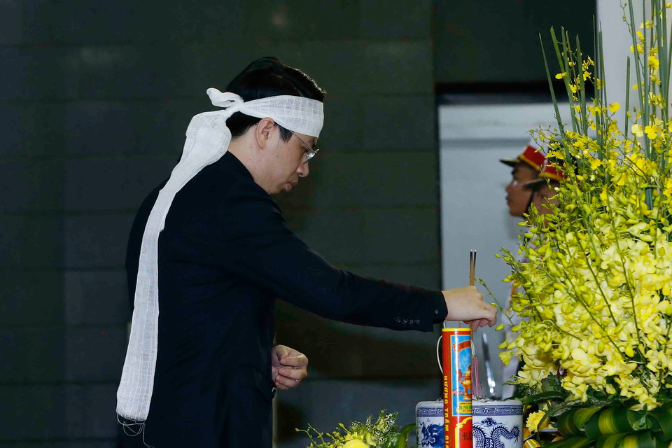 Ông Trần Quân, con trai trưởng của Chủ tịch nước Trần Đại Quang thắp nén hương viếng Cha. (Nguồn: TTXVN)