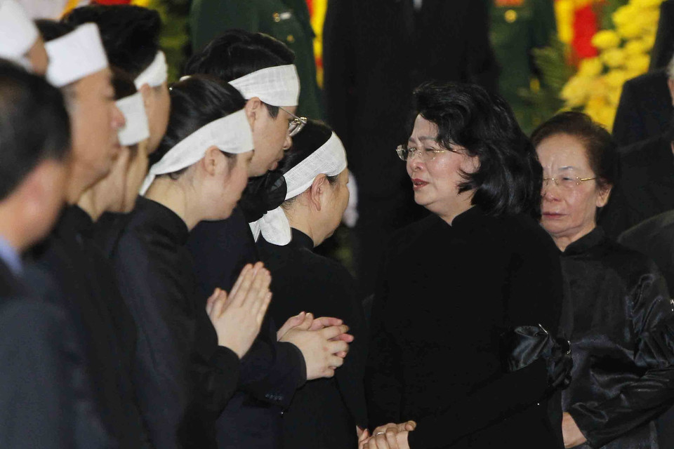 Quyền Chủ tịch nước Đặng Thị Ngọc Thịnh chia buồn cùng tang quyến Chủ tịch nước Trần Đại Quang. (Nguồn: TTXVN)