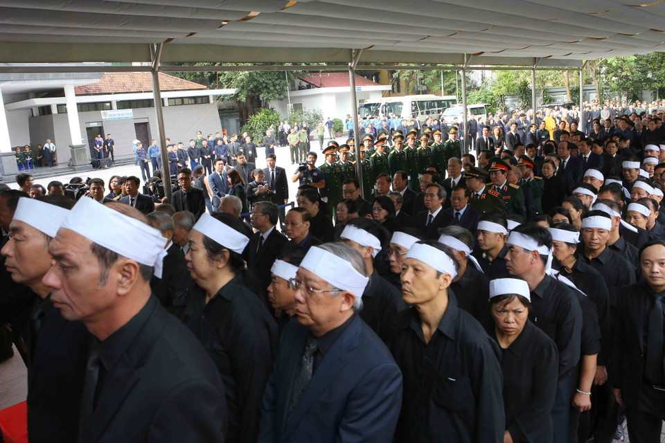 Các đồng chí lãnh đạo, nguyên lãnh đạo Đảng, Nhà nước cùng đông đảo đại diện các cơ quan, Ban, ngành Trung ương, địa phương và người thân tới viếng Chủ tịch nước Trần Đại Quang. (Nguồn: TTXVN)