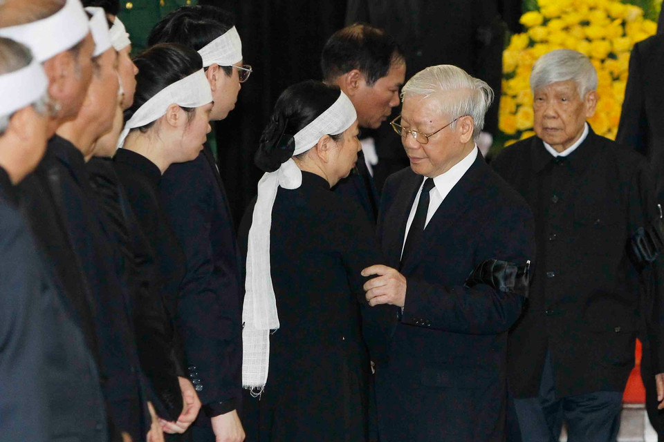 Tổng Bí thư Nguyễn Phú Trọng, nguyên Tổng Bí thư Lê Khả Phiêu chia buồn cùng bà Nguyễn Thị Hiền, Phu nhân Chủ tịch nước Trần Đại Quang cùng toàn thể tang quyến. (Nguồn: TTXVN)