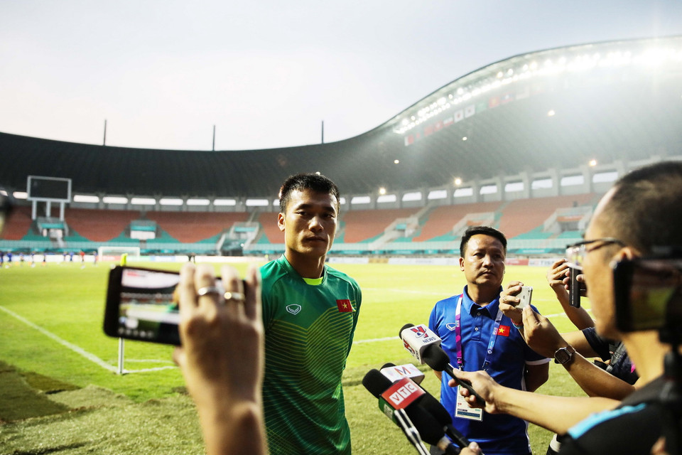 Thủ môn Bùi Tiến Dũng trả lời phỏng vấn của báo chí trước buổi tập. (Ảnh: Hoàng Linh/TTXVN)