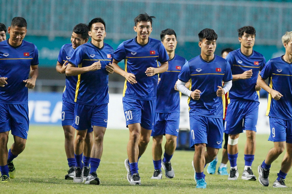 Nhóm cầu thủ đã thi đấu ở trận thắng Olympic Syria chỉ tập chạy nhẹ quanh sân. (Ảnh: Hoàng Linh/TTXVN)