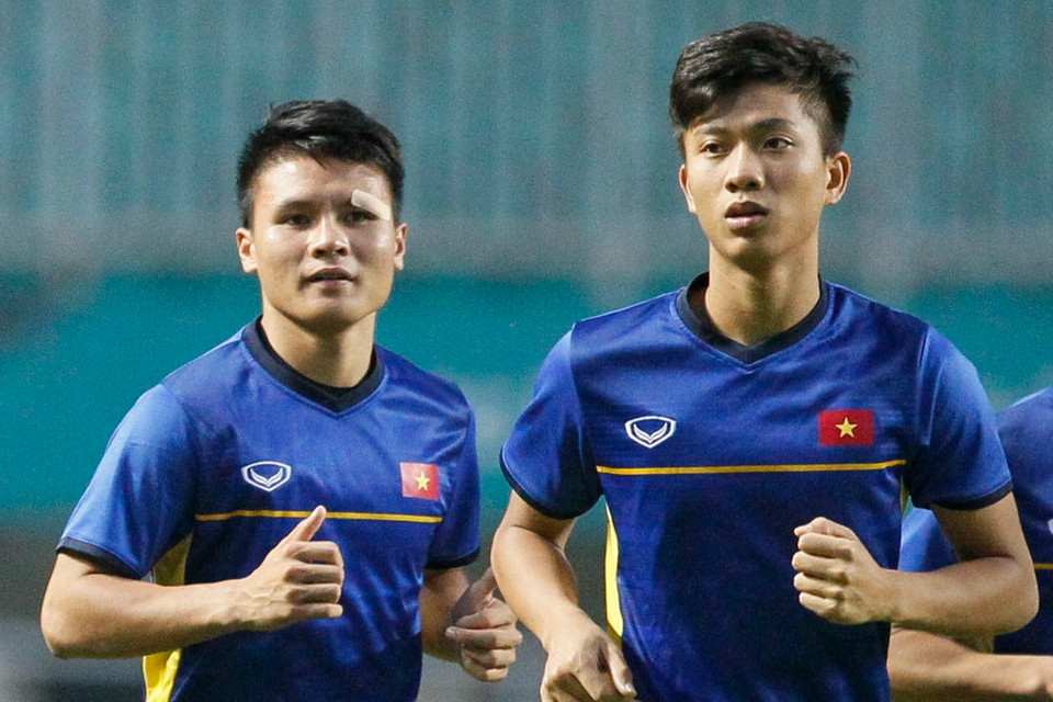 Tiền vệ Quang Hải (trái) vẫn chưa lành vết thương trên mặt trong trận tứ kết gặp Olympic Syria. (Ảnh: Hoàng Linh/TTXVN)