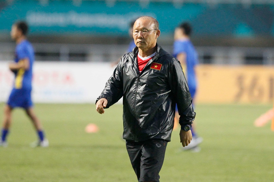 Huấn luyện viên Park Hang-seo tại buổi tập luyện của Olympic Việt Nam. (Ảnh: Hoàng Linh/TTXVN)